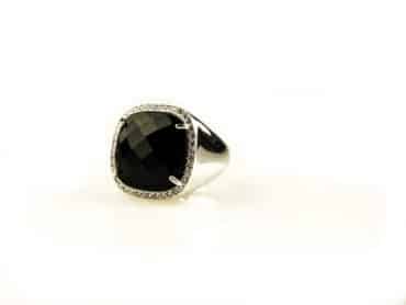 ring in zilver gerodieerd gezet met zwarte steen en cubic zirconia model vierkant groot - Ring