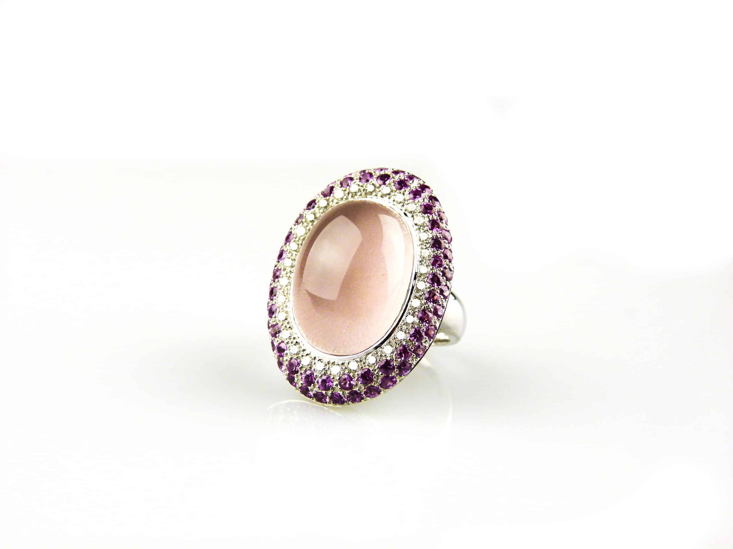 Nieuw ring in wit goud gezet met roze kwarts cabochon, roze saffier en DK-25