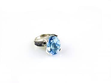 ring in wit goud gezet met blauwe topaas, blauwe saffier en diamant - Ring