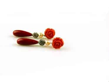 oorringen in wit goud gezet met rode bloem parel en rode koraal druppel - Sieraden