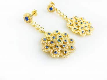 Model Blue Flower zilveren oorringen geel goud verguld gezet met blauwe steentjes - Oorbel