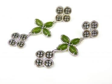 Lange zilveren oorringen oorbellen Model Refined Repitition gezet met kaki groene stenen - Sieraden voor piercings