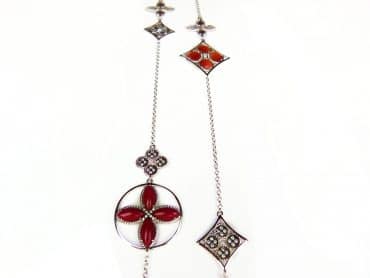 Lange zilveren collier halsketting Model Inspired Beauty gezet met rode en oranje stenen - kerst versiering