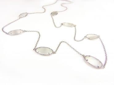 Zilveren halssnoer halsketting collier Model Oval met witte stenen - Medaillon