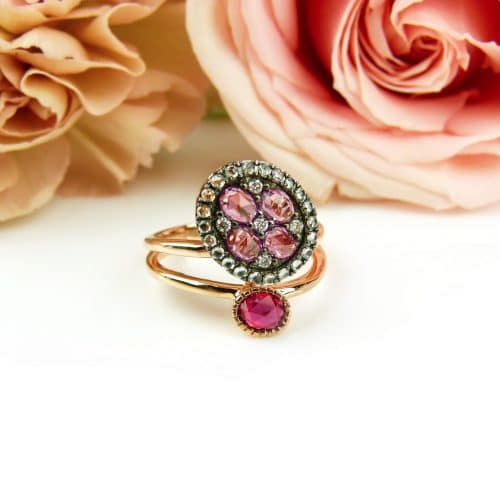 Ring in roos goud gezet met roze saffier, groene saffier, robijn en diamant