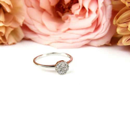 Wit gouden ring gezet met diamanten