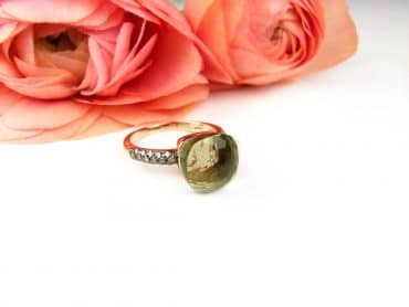ring in roos goud gezet met groene kwarts en bruine diamant