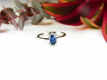 ring in wit goud gezet met blauwe saffier en diamant