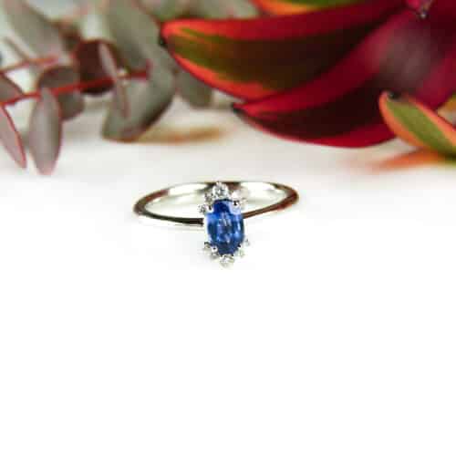 ring in wit goud gezet met blauwe saffier en diamant