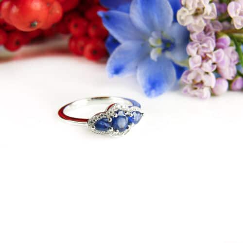 ring in wit goud gezet met blauwe saffier en diamant