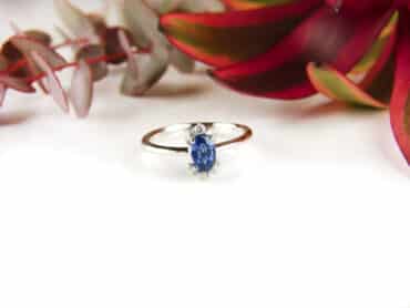 ring in wit goud gezet met blauwe saffier en diamant