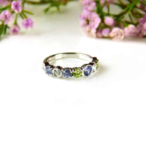 ringen in wit goud gezet met diamant peridoot en blauwe spinel