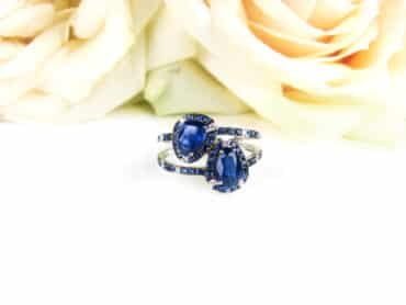 Ring in wit goud gezet met blauwe saffier en diamant