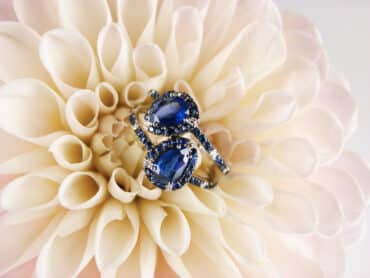 Ring in wit goud gezet met blauwe saffier en diamant