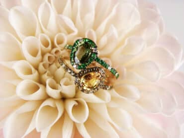 Ring in geel goud gezet met groene saffier, gele saffier en diamant