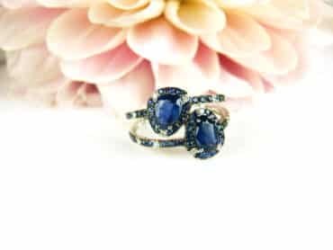 Ring in wit goud gezet met blauwe saffier en diamant