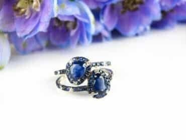 Ring in wit goud gezet met blauwe saffier en diamant