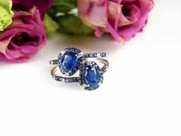 Ring in wit goud gezet met blauwe saffier en diamant