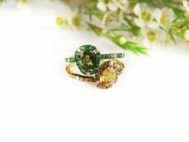 Ring in geel goud gezet met groene saffier, gele saffier en diamant