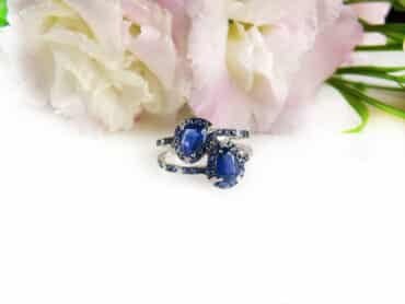 Ring in wit goud gezet met blauwe saffier en diamant