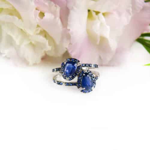 Ring in wit goud gezet met blauwe saffier en diamant