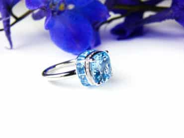 ring in wit goud gezet met blauwe topaas en diamant