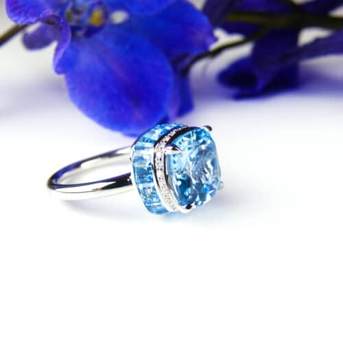 ring in wit goud gezet met blauwe topaas en diamant