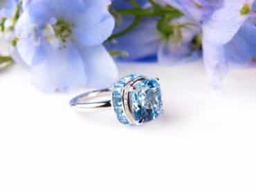 ring in wit goud gezet met blauwe topaas en diamant