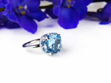 ring in wit goud gezet met blauwe topaas en diamant