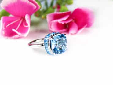 ring in wit goud gezet met blauwe topaas en diamant