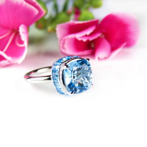 ring in wit goud gezet met blauwe topaas en diamant