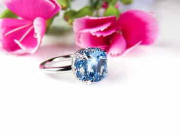 ring in wit goud gezet met blauwe topaas en diamant