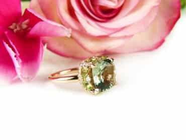 Ring in roos goud gezet met groene kwarts, peridoot en diamanten