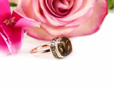 ring in roos goud gezet met rookkwarts en diamant