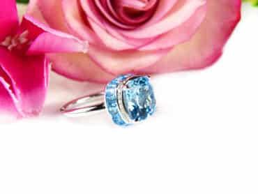 ring in wit goud gezet met blauwe topaas en diamant