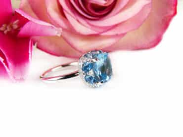 ring in wit goud gezet met blauwe topaas en diamant