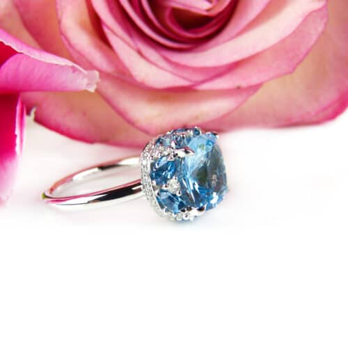 ring in wit goud gezet met blauwe topaas en diamant