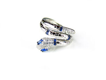 Ring in zilver model slang gezet met blauwe stenen en transparante cubic zirconia