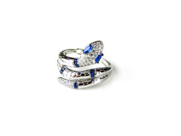 Ring in zilver model slang gezet met blauwe stenen en transparante cubic zirconia