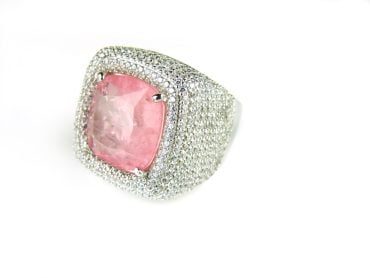 Brede zilveren ring met roze steen en cubic zirconia