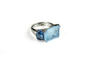 Zilveren ring met blauwe stenen