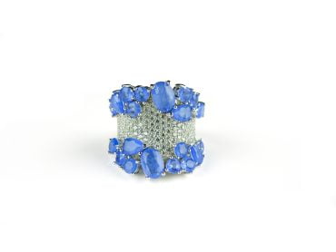 Brede zilveren ring blauwe stenen en cubic zirconia