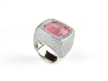 Brede zilveren ring met roze steen en cubic zirconia