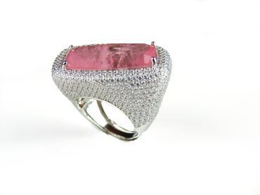 Brede zilveren ring met roze stenen en cubic zirconia