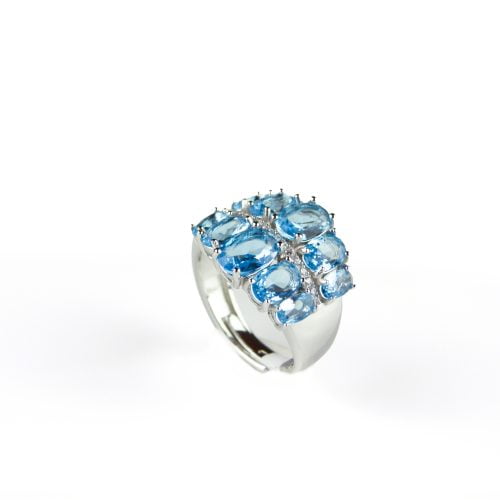 Brede zilveren ring gezet met licht blauwe stenen en cubic zirconia