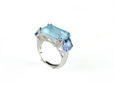 Zilveren ring met blauwe stenen