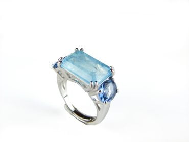 Zilveren ring met blauwe stenen