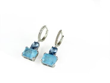 Zilveren oorringen oorbellen gezet met blauwe stenen