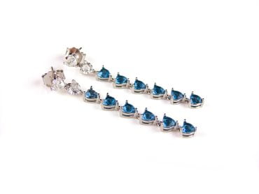 Lange zilveren oorringen oorbellen gezet met blauwe hartjes