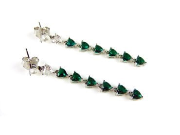 Lange zilveren oorringen oorbellen gezet met groene hartjes